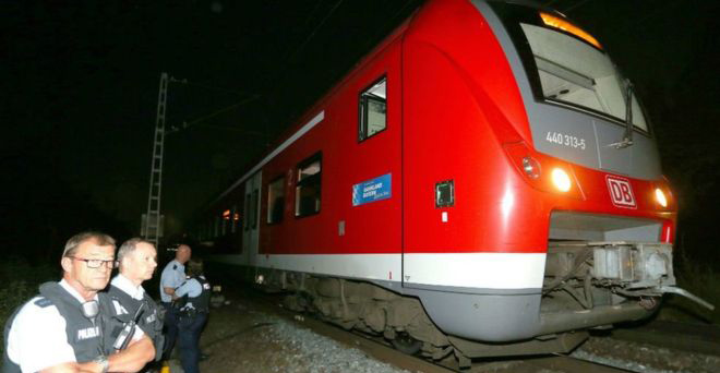 जर्मनी में 17 वर्षीय अफगानिस्‍तान के शरणार्थी ने रेल में कुल्‍हाड़ी से किया हमला