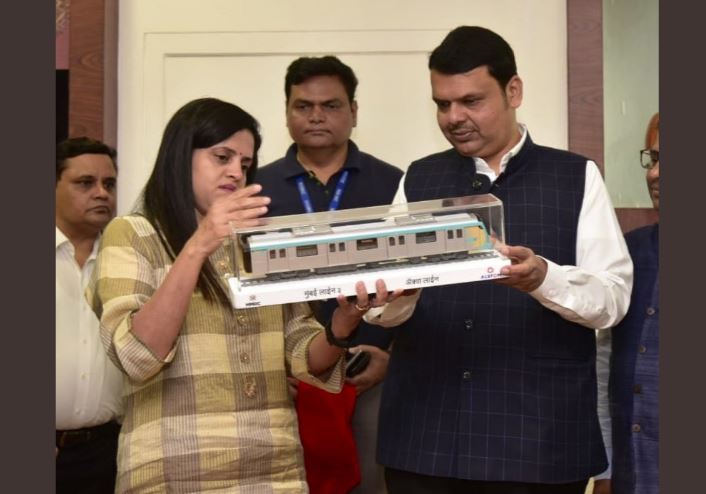 मुंबई मेट्रो लाइन-3 के लिए कोचों के मॉडल का अनावरण करते महाराष्ट्र के मुख्यमंत्री देवेंद्र फडणवीस