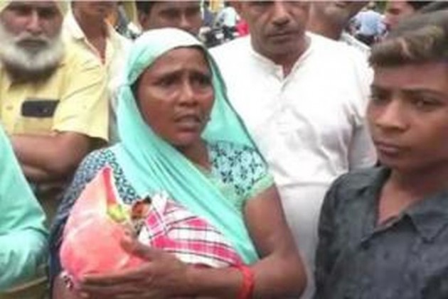 बीमार बच्ची को लेकर एक विंग से दूसरे विंग भागता रहा पिता, मासूम की मौत पर भड़के CM योगी