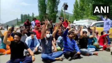 जम्मू-कश्मीर के कुलगाम में शिक्षक की टारगेट किलिंग के खिलाफ कश्मीरी पंडितों का विरोध, बड़े पैमाने पर पलायन की धमकी