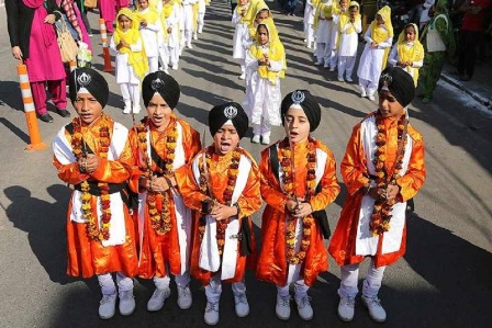 जम्मू में गुरुनानक जयंती से पहले एक धार्मिक जुलूस में भाग लेते सिख बच्चे