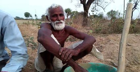 'छतरपुर के मांझी' बने 70 साल के ये बुजुर्ग, लोगों के लिए खोदा कुआं