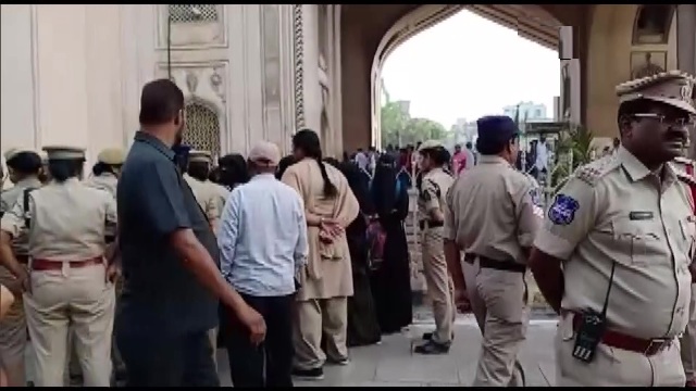 हैदराबाद में चारमीनार के पास नागरिकता संशोधन अधिनियम के खिलाफ प्रदर्शन कर रहे लोगों को हिरासत में लेती पुलिस