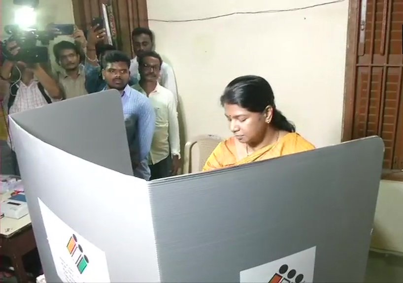तुतुकुडी सीट से डीएमके उम्मीदवार कनिमोझी ने चेन्नई के अलवरपेट में एक मतदान केंद्र पर अपना वोट डाला