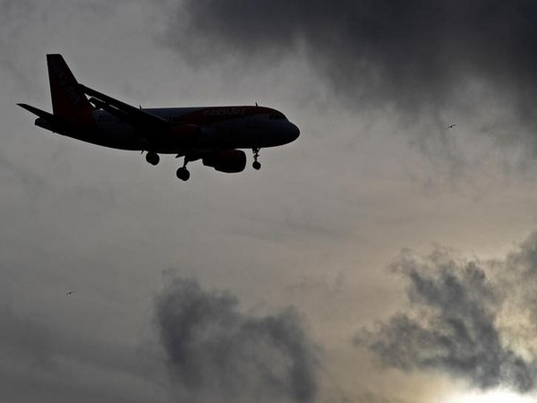 अमेरिका: अपहरण किए गए विमान की हुई लैंडिंग; पायलट शॉपिंग सेंटर पर क्रैश की दे रहा था धमकी, हिरासत में लिया