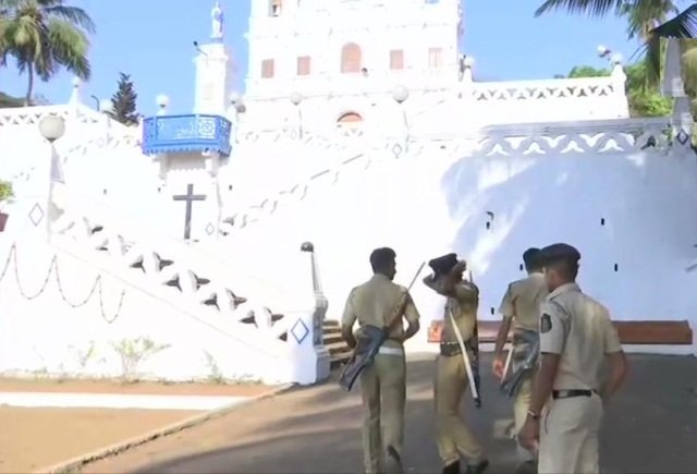 श्रीलंका में विभिन्न चर्चों और होटलों में आठ विस्फोट के बाद गोवा के पणजी में चर्च के बाहर की गई सुरक्षा व्यवस्था