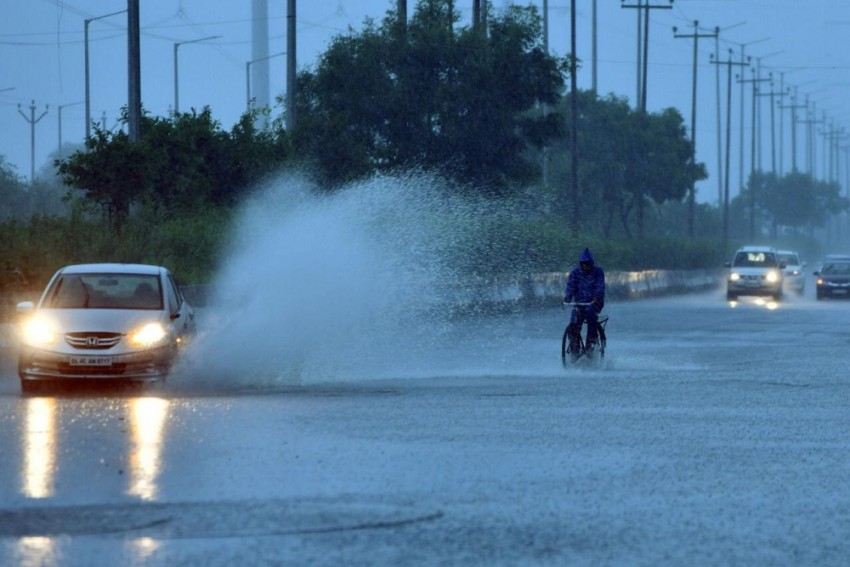 लगातार बारिश से तालाब में तब्दील हुईं दिल्‍ली-एनसीआर की सड़कें, मौसम विभाग ने जारी किया अलर्ट