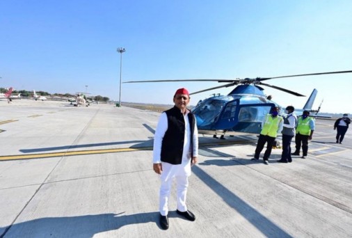 अखिलेश यादव ने दिल्ली में हेलिकॉप्टर रोके जाने का लगाया आरोप, चुनाव आयोग से की ये मांग