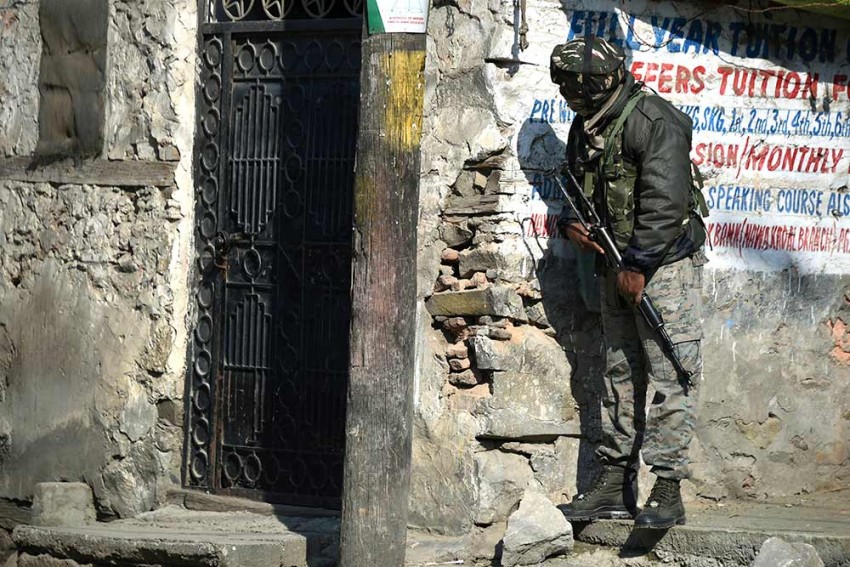 कश्मीर के अनंतनाग में CRPF जवान और 6 साल के बच्चे को मारने वाला आतंकी ढेर