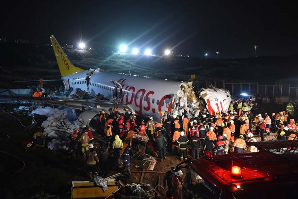 तुर्की के इस्तांबुल में लैंडिंग के दौरान एयरपोर्ट पर फिसलने से तीन हिस्सों में बंटा एक यात्री विमान, मौके पर बचाव दल