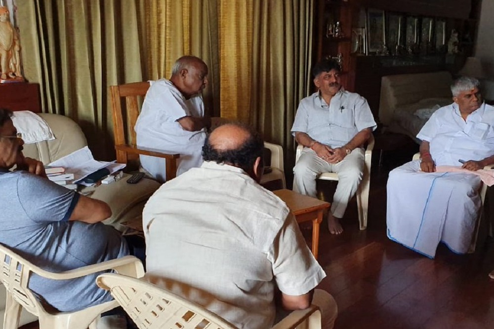 कर्नाटक संकट: कांग्रेस व जद (एस) से विधायकों को मुंबई ले जाने वाला विमान भाजपा नेता का