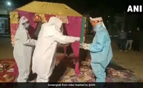 राजस्थान के केलवाड़ा में हुई अनूठी शादी, दुल्हा-दुल्हन ने पीपीई किट पहनकर लिए सात फेरे
