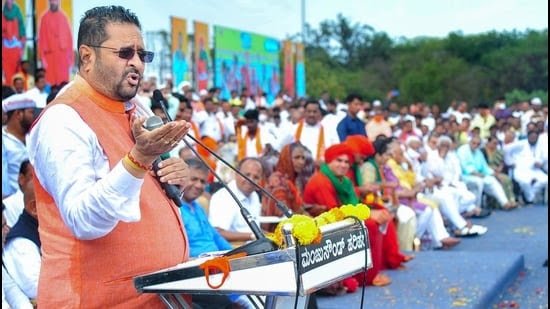 कर्नाटक: दिग्गज भाजपा नेता के दावे से खलबली, कहा- कांग्रेस में शामिल होने को तैयार हैं कई मंत्री