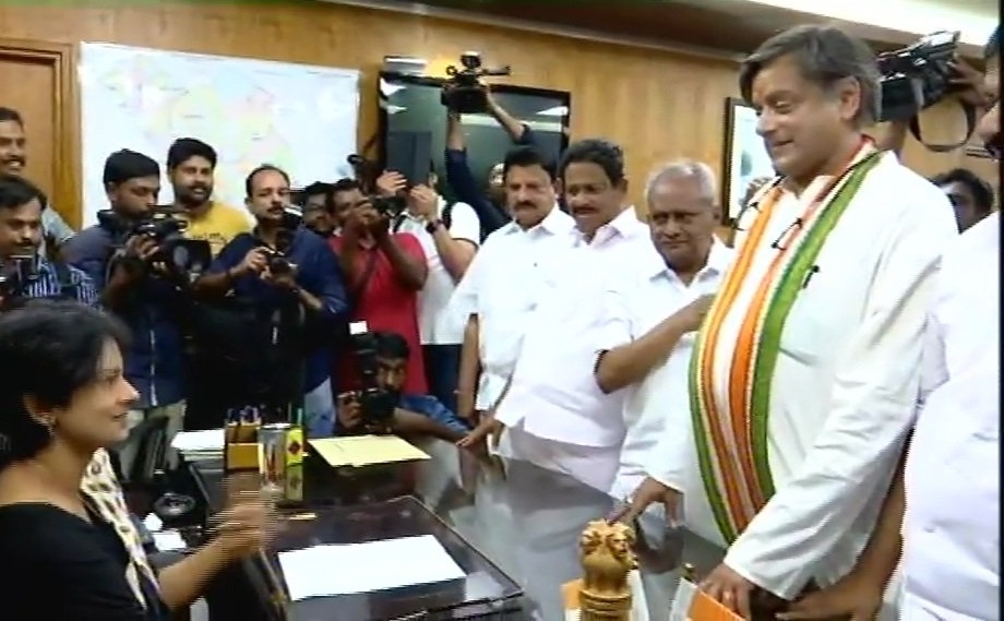कांग्रेस नेता शशि थरूर ने तिरुवनंतपुरम संसदीय क्षेत्र से दाखिल किया नामांकन