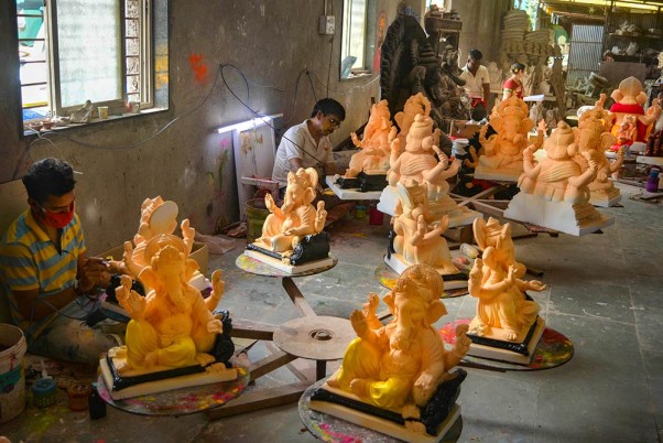 महाराष्ट्र के कराड में गणेश उत्सव से पहले भगवान गणेश की मूर्तियां बनाते कलाकार