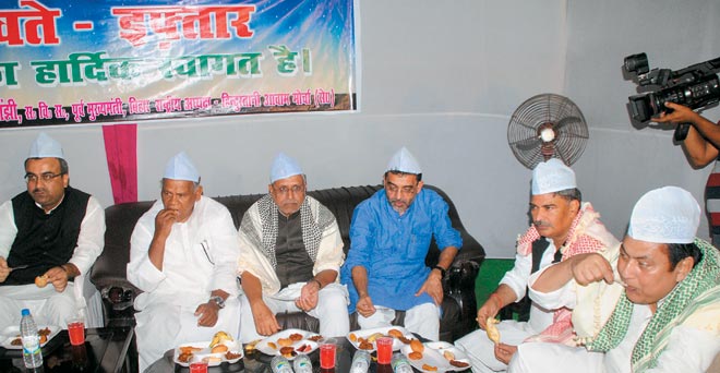 भाजपा नेता सुशील मोदी और अन्य सहयोगियों के साथ जीतन राम मांझी