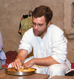 भोजन करते राहुल गांधी