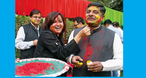 केंद्रीय मंत्री रव‌िशंकर प्रसाद होली के रंग में