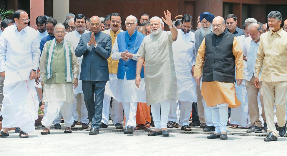 राष्ट्रपति पद के उम्मीदवार रामनाथ कोविंद के साथ मोदी और अन्य राजग नेता