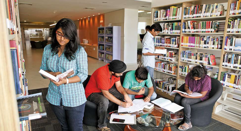 शिव नाडार विश्वविद्यालय, उत्तर प्रदेश की लाइब्रेरी में पढ़ाई करते छात्र