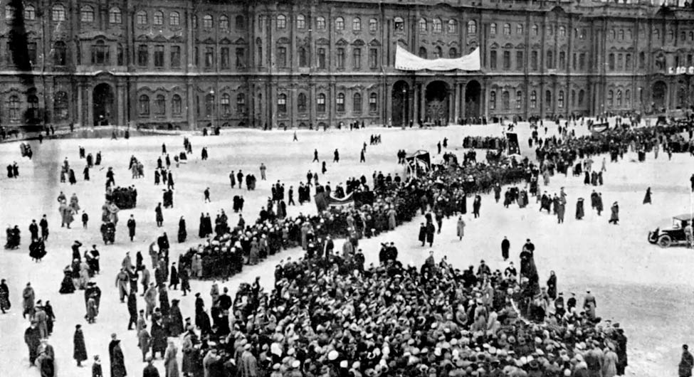 बोल्शेटविक क्रांतिः 25 अक्टूबर1917 को सत्ता पर नियंत्रण के बाद सेंट पीटर्सबर्ग के विंटर पैलेस में जमा क्रांतिकारी