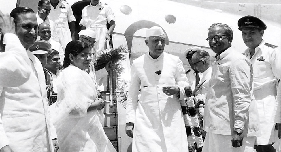 त्रिवेंद्रम एयरपोर्ट पर पहले प्रधानमंत्री जवाहरलाल नेहरू की अगवानी करते मुख्यमंत्री 
