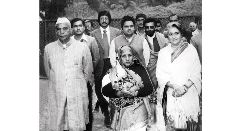 जुलाई 1979 में प्रधानमंत्री चरण सिंह के साथ इंदिरा गांधी 