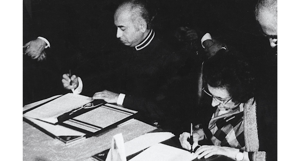 अमन-चैन के खातिरः शिमला समझौते पर हस्ताक्षर करते जुल्फिकार अली भुट्टो और इंदिरा गांधी 