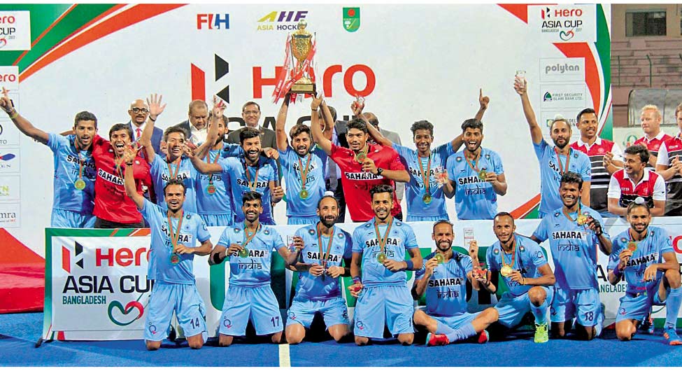 नया जज्बाः ढाका में एशिया कप का ताज जीतने के बाद भारतीय टीम