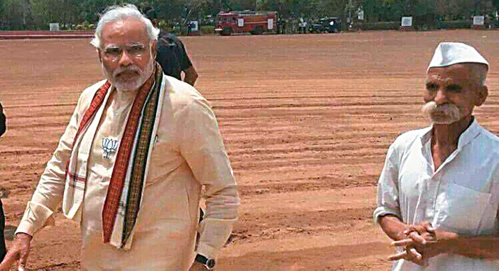 प्रधानमंत्री नरेंद्र मोदी के साथ संभाजी भिडे (फाइल)