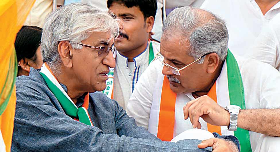 कांग्रेस की चिंताः प्रदेश कांग्रेस अध्यक्ष भूपेश बघेल के खिलाफ कई नेता लामबंद नजर आ रहे हैं