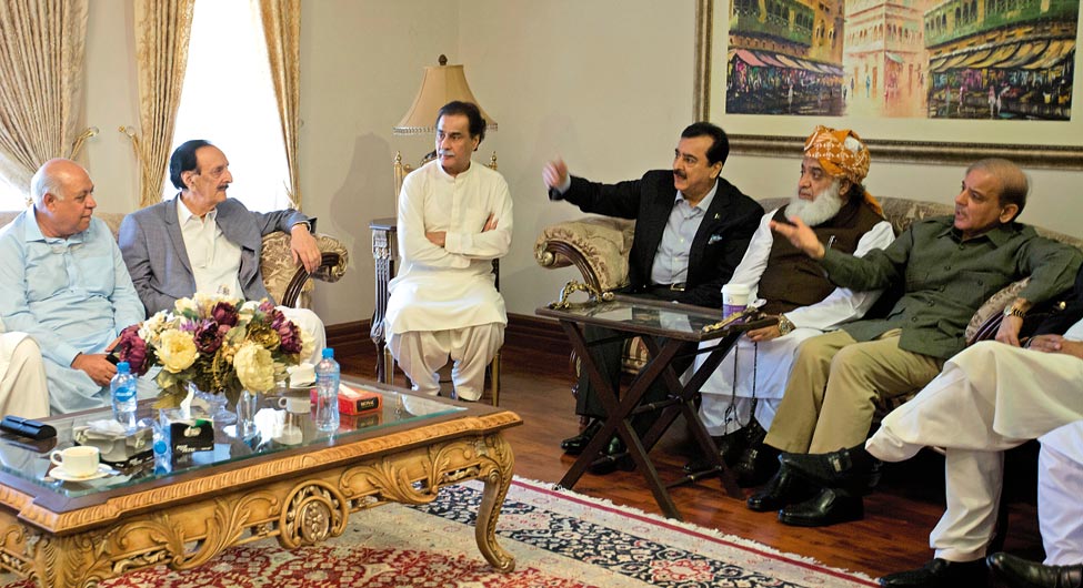 चुनौती की तैयारीः इस्लामाबाद में सर्वदलीय बैठक में बोलते पूर्व प्रधानमंत्री गिलानी (बीच में)