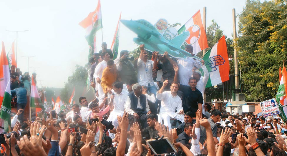 घेराबंदी का मौकाः सीबीआइ मुख्यालय के बाहर कांग्रेस के प्रदर्शन में राहुल गांधी