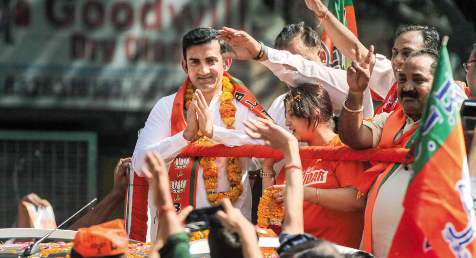 रोड शो के दौरान भाजपा उम्मीदवार गौतम गंबीर