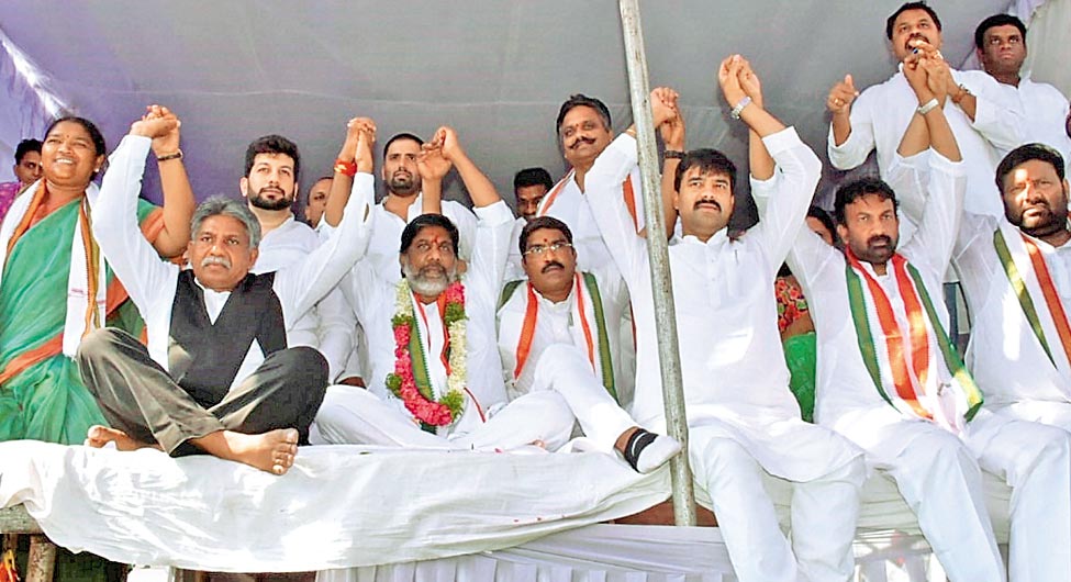 विरोधः तेलंगाना में कांग्रेस की टूट के बाद भूख हड़ताल पर बैठ कार्यकर्ता