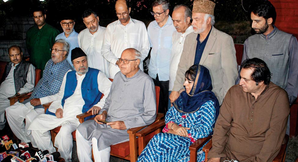 नजरबंदी से पहलेः जम्मू-कश्मीर का विशेष दर्जा खत्म किए जाने से पहले फारूक अब्दुल्ला के घर राजनैतिक दलों की बैठक