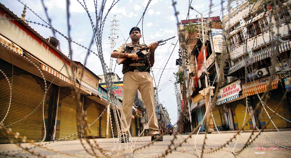 कर्फ्यू का सायाः जम्मू के रघुनाथ बाजार में तैनात सुरक्षाकर्मी, चप्पे-चप्पे पर की गई है तैनाती