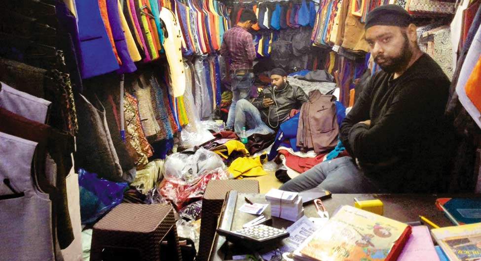 खरीदारों का इंतजारः दिल्ली का गांधीनगर मार्केट भी ग्राहकों के बिना सूना