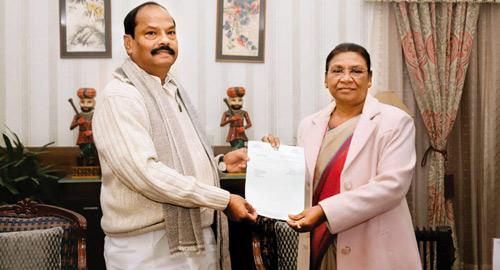 भरोसा खोयाः राज्यपाल द्रौपदी मुर्मू (दाएं) को इस्तीफा सौंपते रघुवर दास