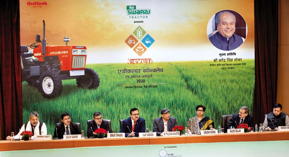 कृषि आय पर सत्रः (बाएं से) सहकार भारती के नेशनल वीपी डॉ. डी.एन ठाकुर, सीएसीपी के पूर्व चेयरमैन डॉ. टी. हक, कृषि सचिव संजय अग्रवाल, अमूल के सीनियर जीएम रवीन चौधरी और ऑल इंडिया किसान संघर्ष कोऑर्डिनेशन कमेटी के राष्ट्रीय कन्वीनर वी.एम. सिंह
