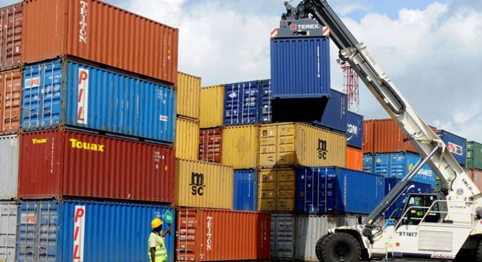 थमी रफ्तारः निर्यात और आवाजाही रुकी तो बंदरगाहों पर जमा सामान