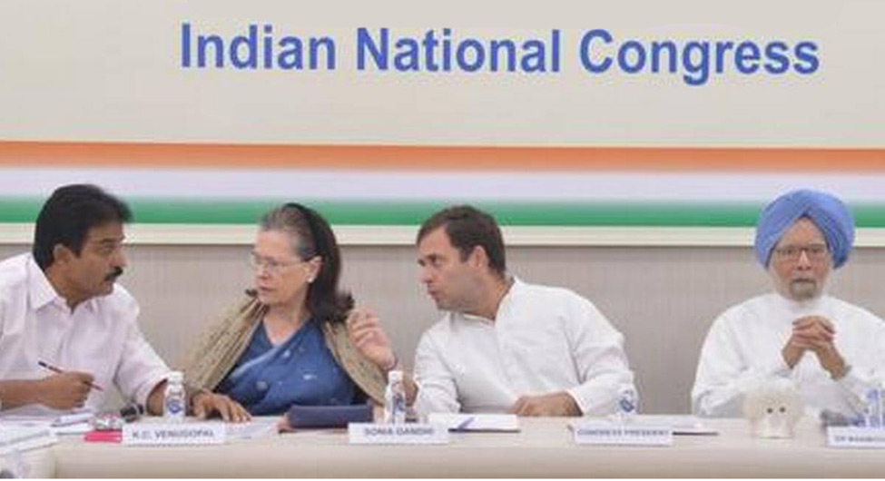संकट गंभीर: कांग्रेस वर्किंग कमेटी की बैठक में सोनिया गांधी, मनमोहन सिंह और राहुल गांधी