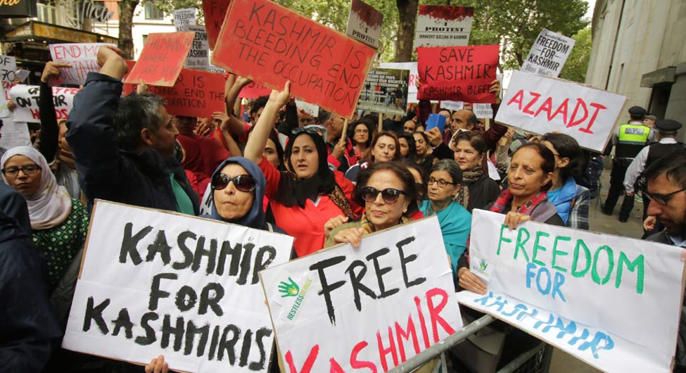 कश्मीर में  नया मोर्चाः विशेष दर्जा खत्म करने पर दिल्ली में कश्मीरी महिलाओं का प्रदर्शन