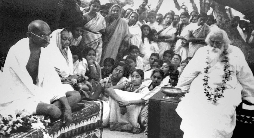 शांतिनिकेतन में रवींद्रनाथ टैगोर के साथ गांधी और कस्तूरबा
