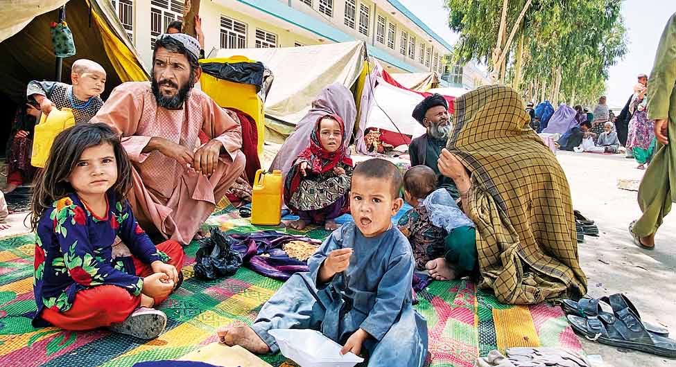 कंधार के दामन जिले में घरों से भागे लोग शरणार्थी कैंप में
