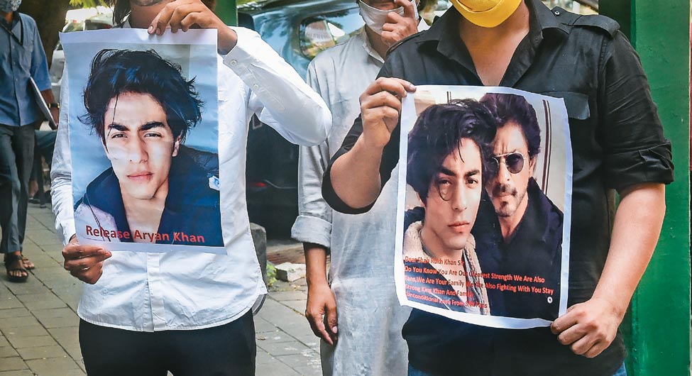 बॉम्बे हाइकोर्ट के बाहर आर्यन खान को जमानत देने की गुहार लगाने वाले पोस्टर लेकर खड़े अभिनेता शाहरुख खान के प्रशंसक 