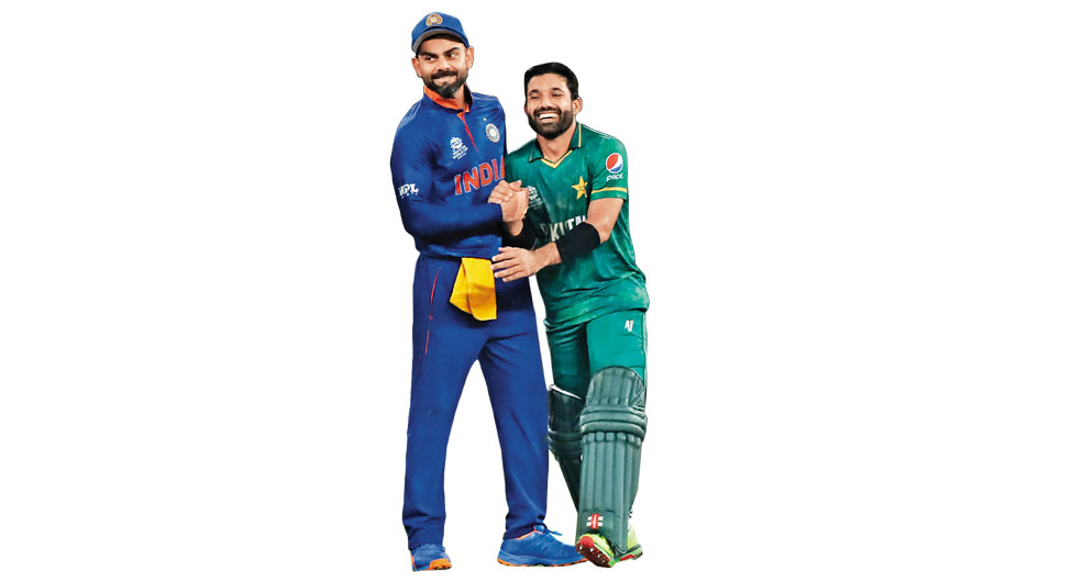 पाकिस्तानी खिलाड़ी मो. रियाज के साथ कोहली (बाएं)