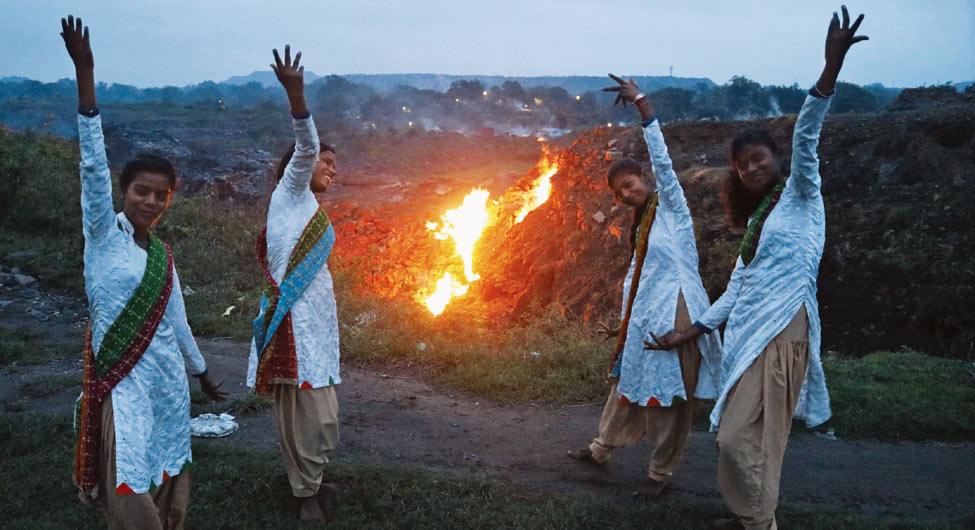 आग के 105 वर्ष होने पर 31 अक्टूबर को 'अग्नि वंदना' करतीं युवतियां