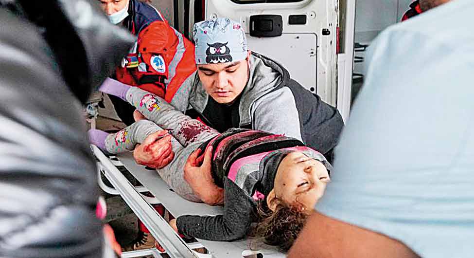 मारिउपोल में छह साल की घायल बच्ची, जिसे डॉक्टर बचा न सके