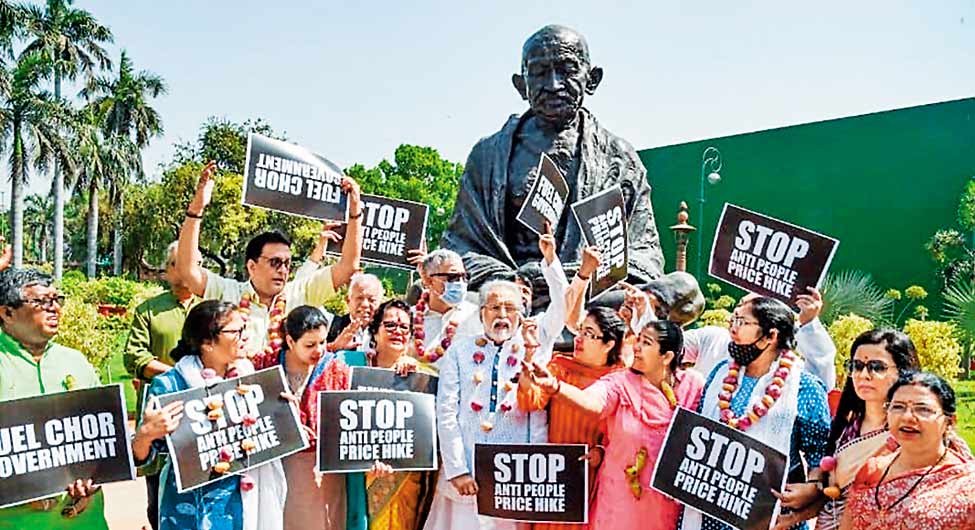 कोई फर्क पड़ेगा! महंगाई के खिलाफ संसद भवन परिसर में राष्ट्रपिता महात्मा गांधी की प्रतिमा के सामने प्रदर्शन करते तृणमूल कांग्रेस के नेता